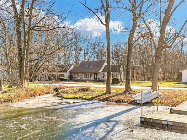 1705 Lake Shore Dr, Mahomet, IL 61853