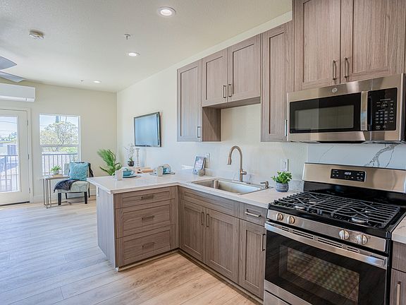 5th image of 649 Stewart St #102