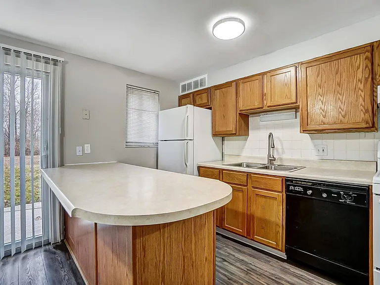 Coventry Court Townhomes — Photo 23