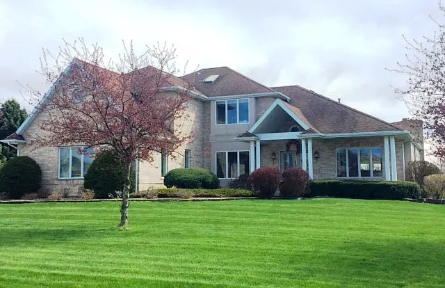 1023 Country Ln photo 1
