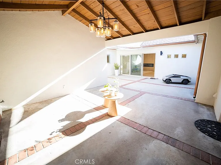 4935 Ocean View Blvd — Photo 3