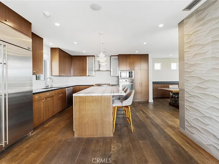 726 Loma Dr — Photo 8