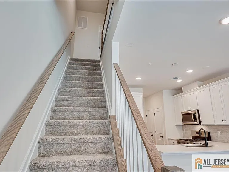 323 Sadie Cir — Photo 16