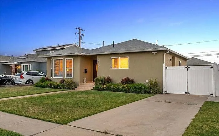 14913 Roxton Ave — Photo 2