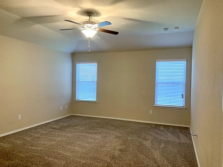 1300 Foxglove Ln — Photo 6