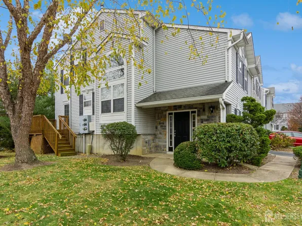 34 Chimney Ct, Laurence Harbor, NJ 08879