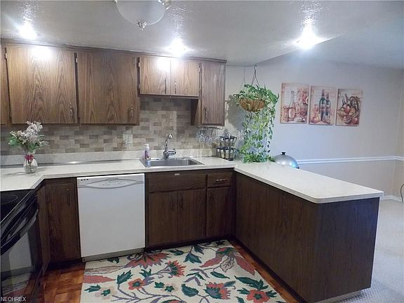 4th image of 6911 N Parkway Dr