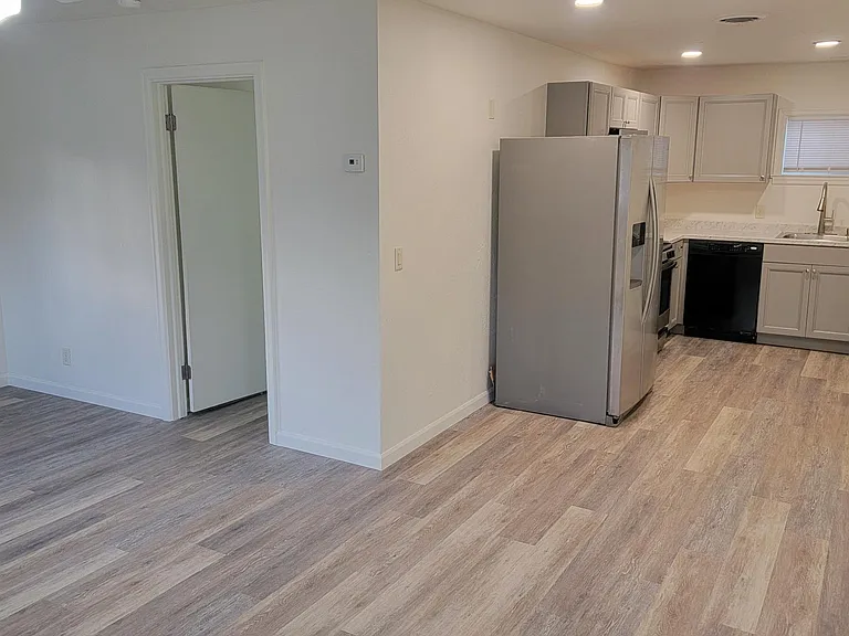 521 E Jefferson St — Photo 15