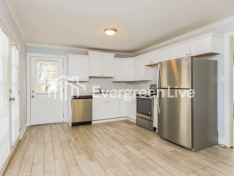 421 N Allen Rd — Photo 7