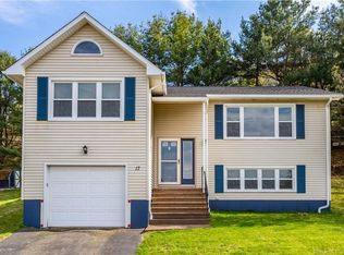 17 Tuscarora Pl, Bristol, CT 06010