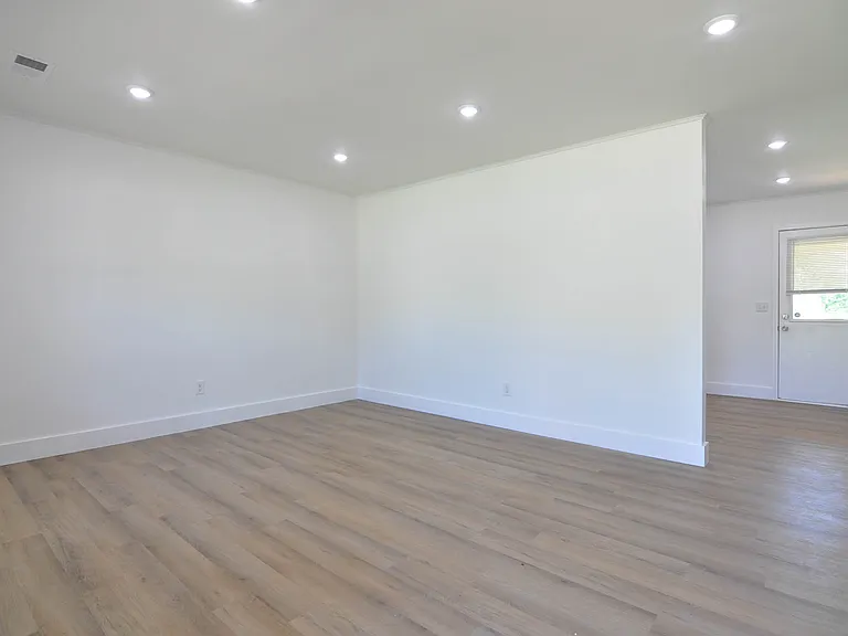 212 W Hanover Ave — Photo 2