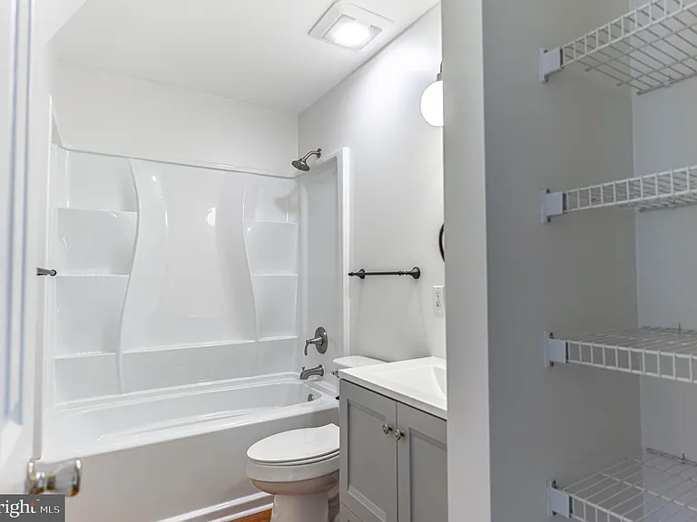 121 Nottingham Ct — Photo 33