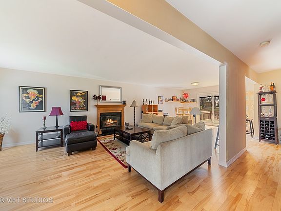 3rd image of 161 Oakwood Dr