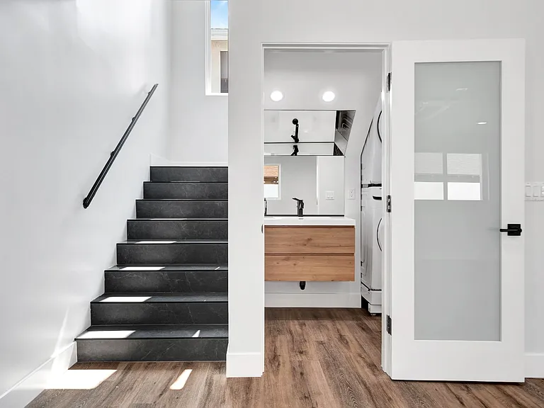 11613 Burbank Blvd — Photo 16