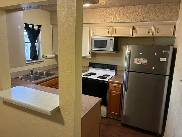 2 bed, 600 sqft, $825 — Photo 2