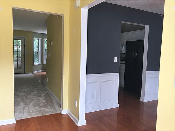 4th image of 699 Sunny Field Ln