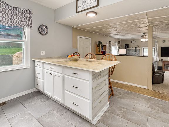 5th image of 325 River Dr