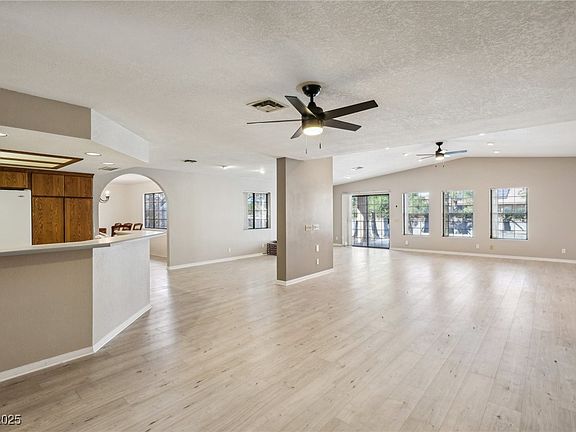 4th image of 1520 Bridle Dr