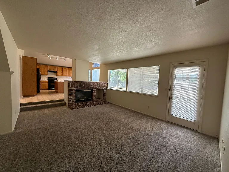 696 Harvard Ct — Photo 9
