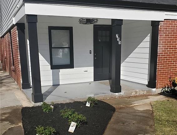 3rd image of 755 Bonnie Brae Ave SW