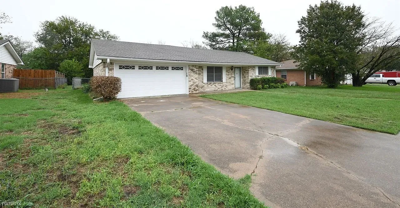 3 bed, 1338 sqft, $1,775 — Photo 2