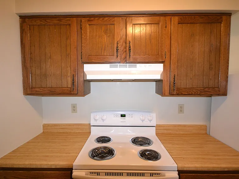 710 Elm Dr — Photo 8