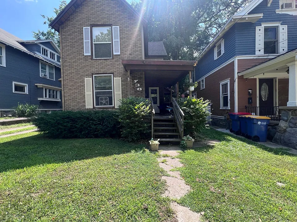 738 Fountain St NE