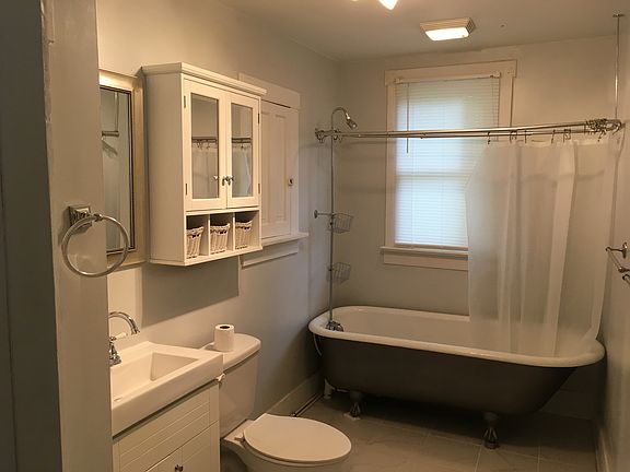 bathroom (right side)