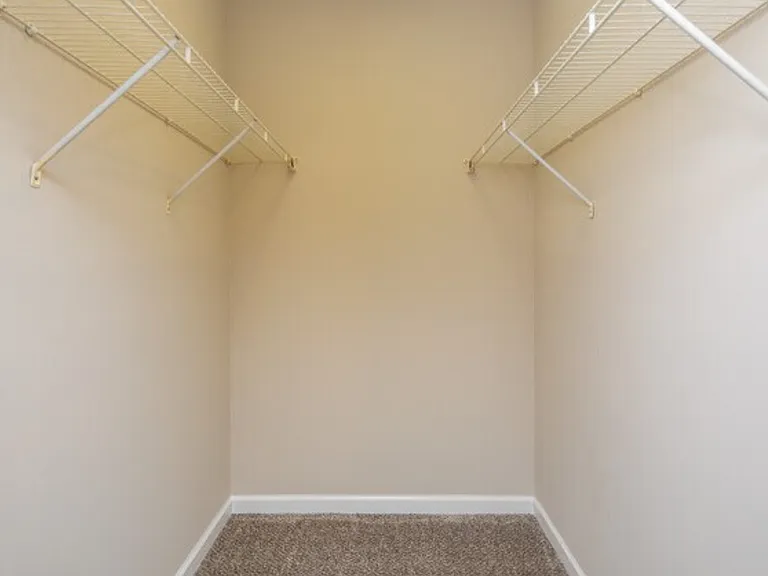 Admiral Place Apartments — Photo 8
