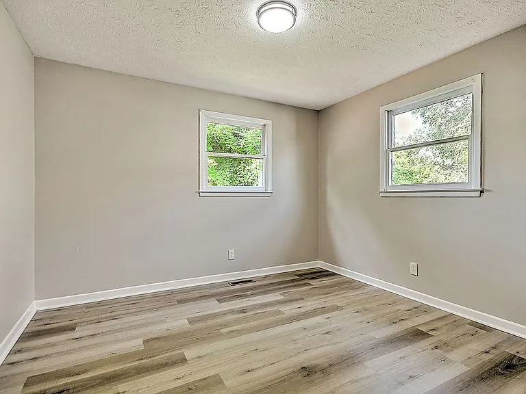 921 Elizabeth St — Photo 21