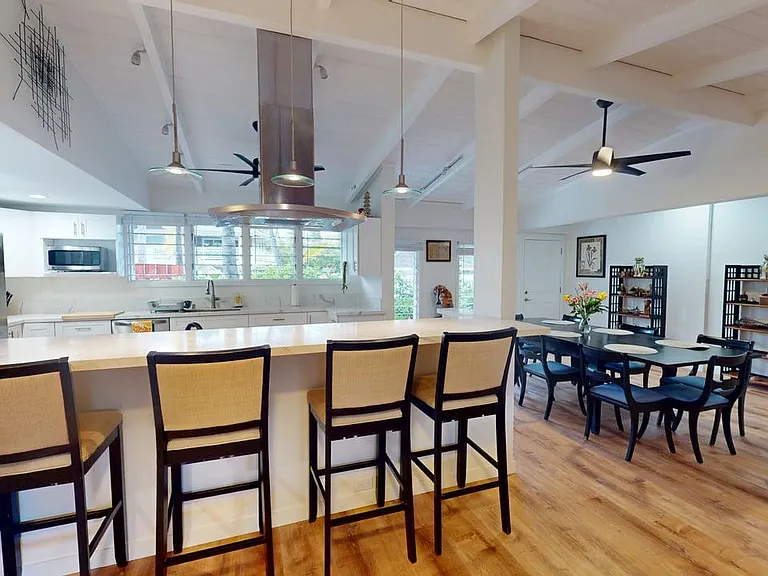 Spacious Bar kitchen counter