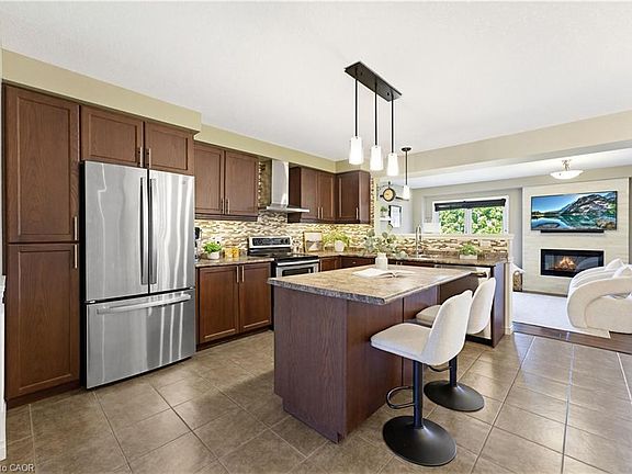 3rd image of 32 Sorrento St