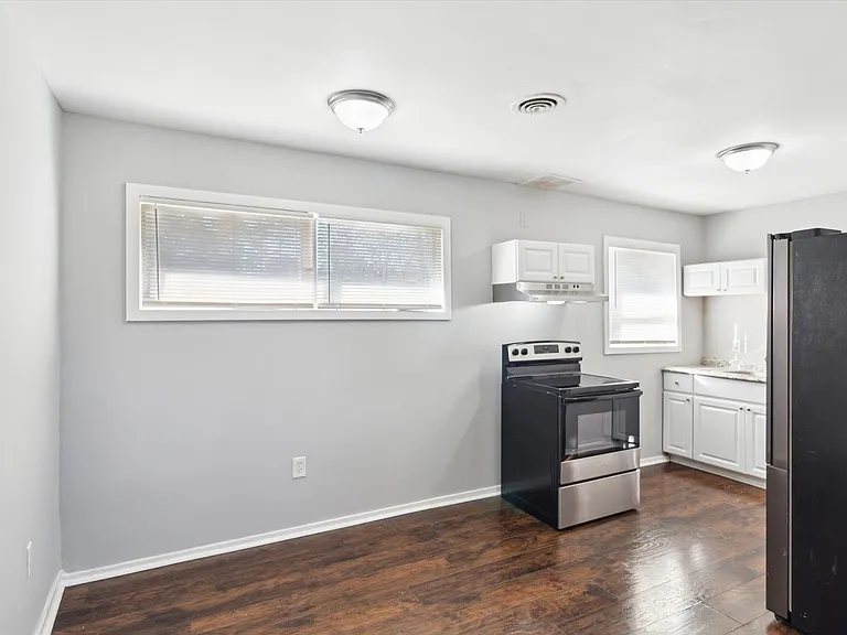 1535 E 31st St — Photo 6