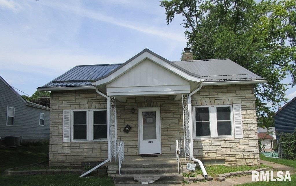 1322 W 36th St, Davenport, IA 52806 Zillow