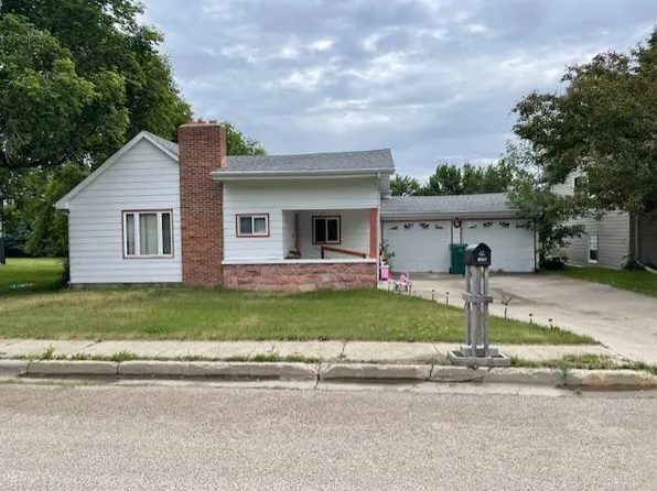 714 4th St NE, Rolla, ND 58367