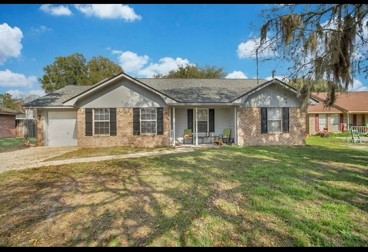 932 Granger Dr — Photo 1