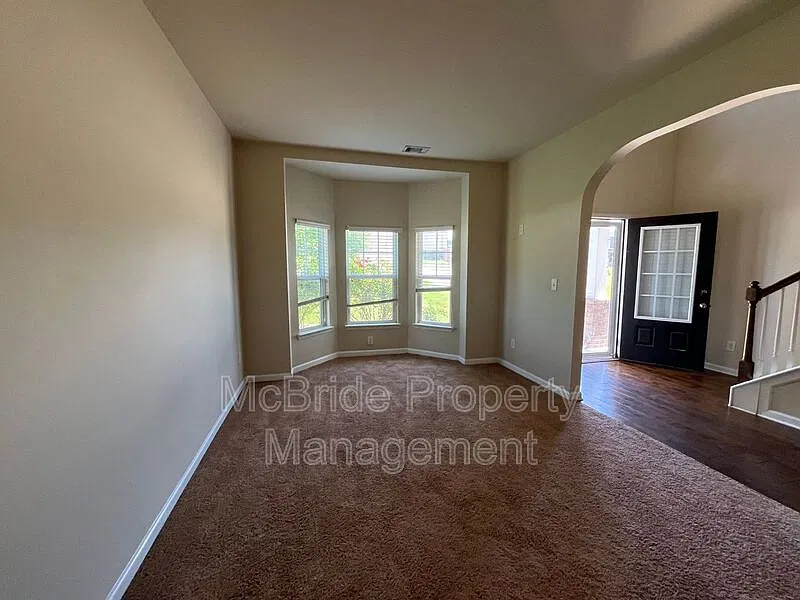 4 bed, 2.5 bath, 2750 sqft, $2,200 — Photo 4