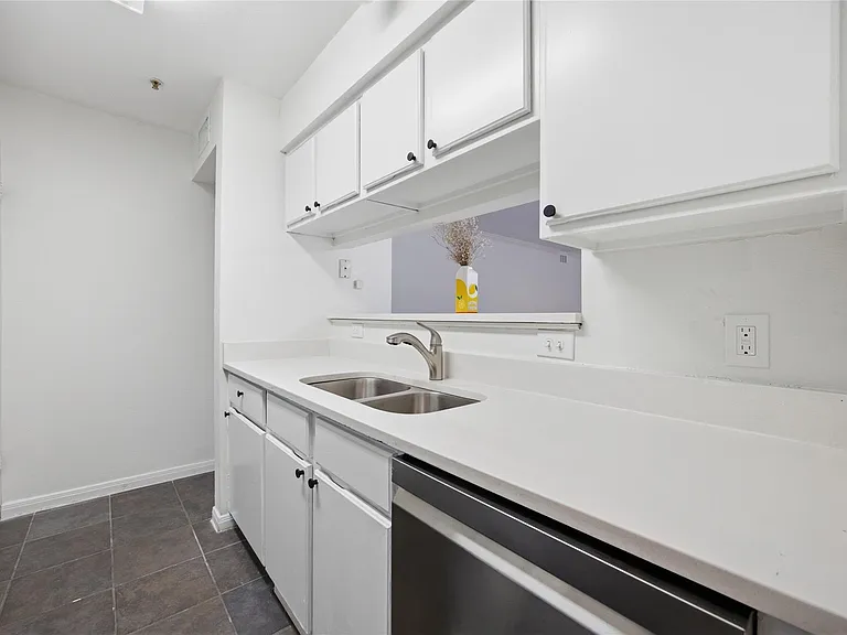 501 W 26th St #108 — Photo 14