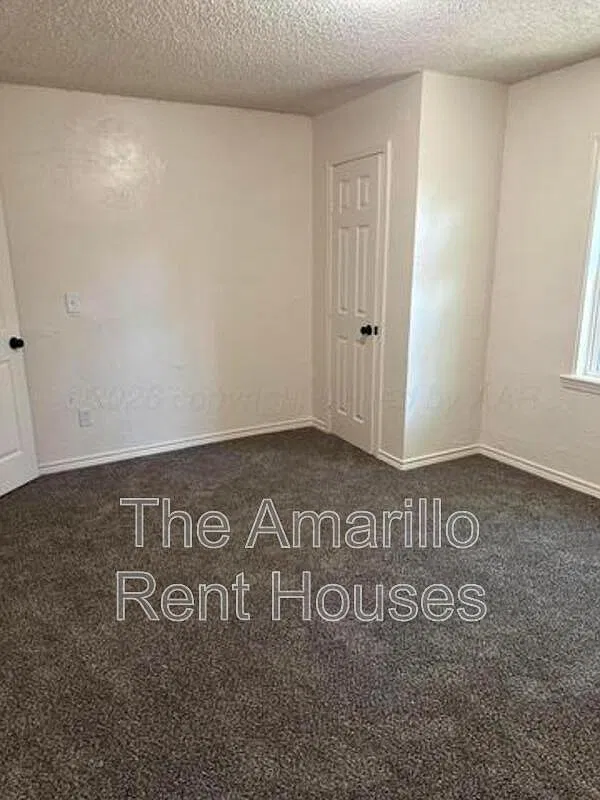 3 bed, 1.0 bath, 1048 sqft, $1,650 — Photo 2