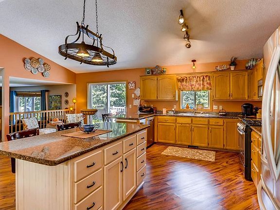 Gourmet kitchen with 2 islands
