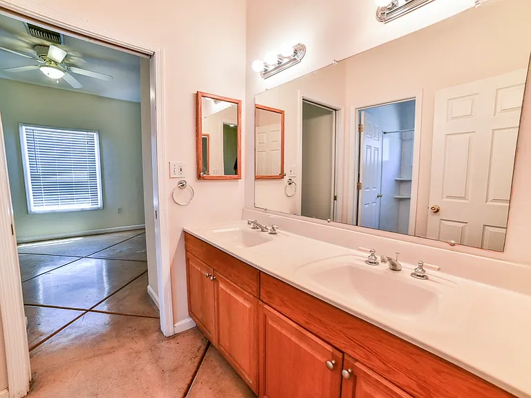 Jack And Jill Bathroom, Dual Sinks