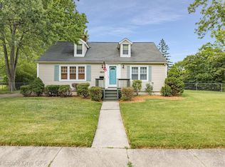19035 Huntington Ave, Harper Woods, MI 48225