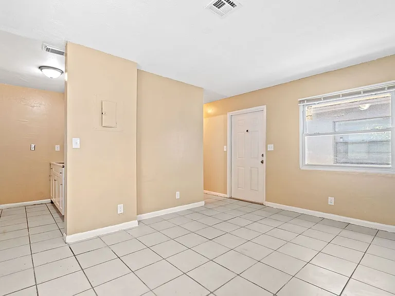 1022 NW 6th Ave — Photo 2