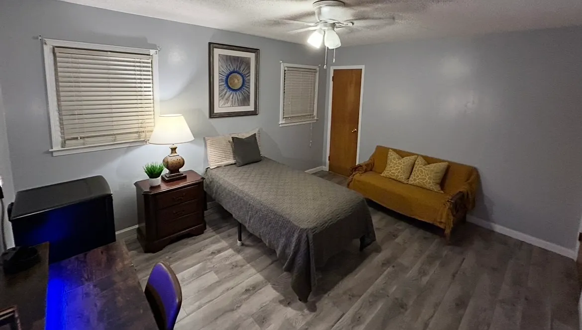 2749 S Wallace Dr — Photo 2