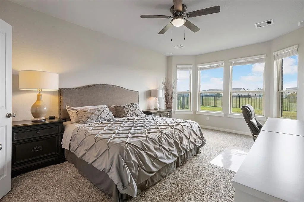 Spacious 5-Bedroom Home in Desirable Atascocita Neighborhood — Photo 4