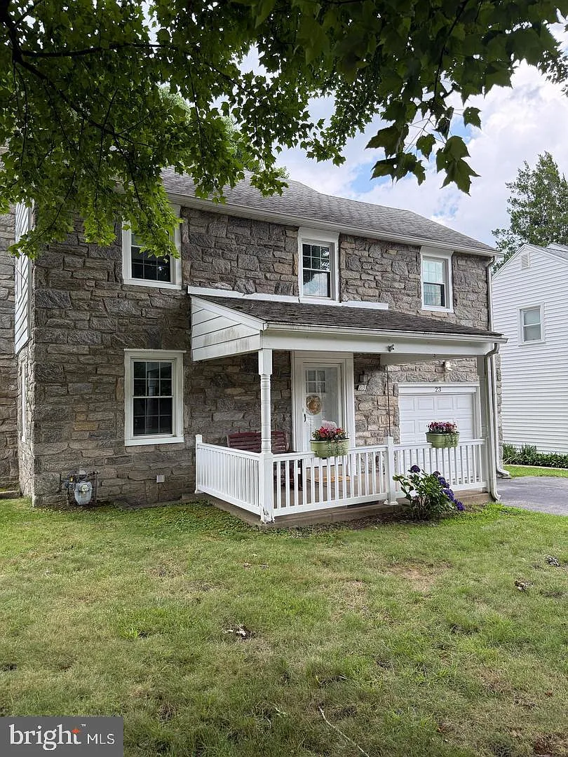 3 bed, 1.5 bath, 1418 sqft, $2,995 — Photo 2
