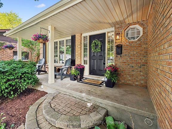 3rd image of 17 Sugarbush Pl