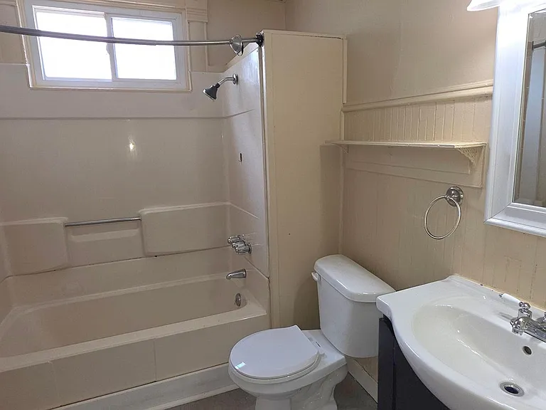525 W Scott St — Photo 3