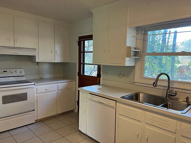708 Austin Ave — Photo 8