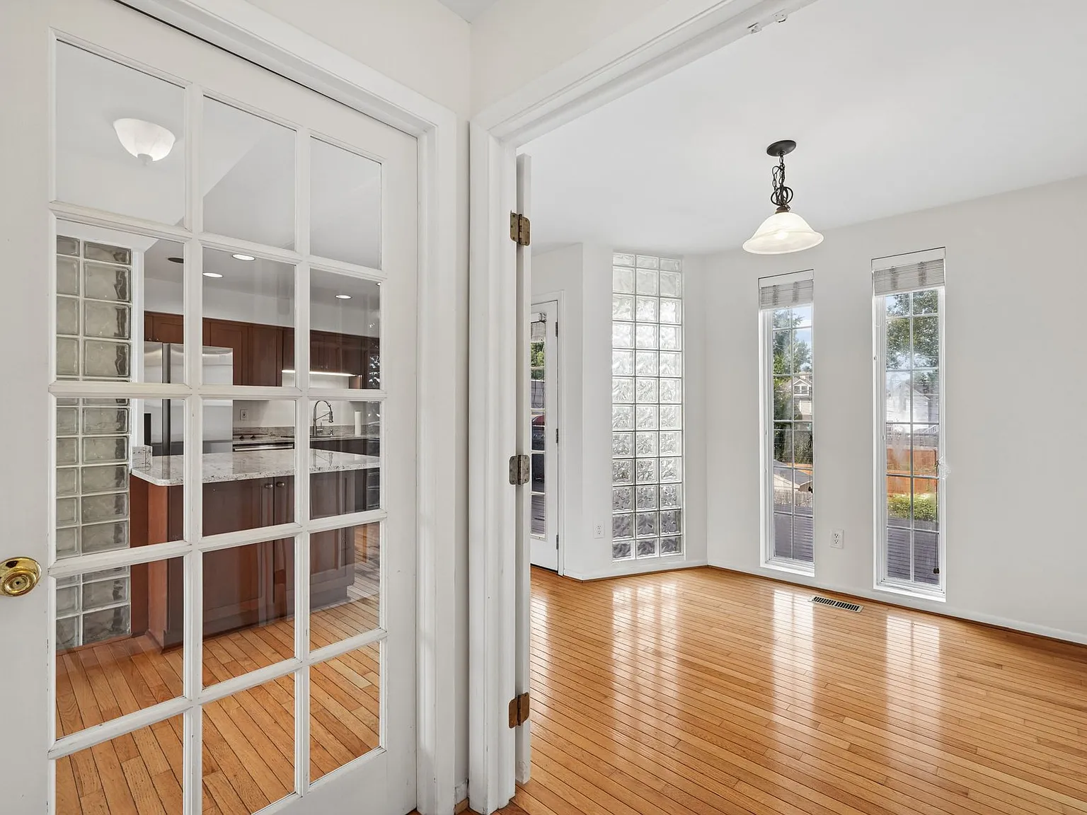 2 bed, 1300 sqft, $3,000 — Photo 3